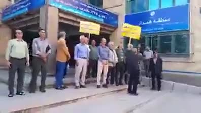 Hamedan, Westiran: Rentner der iranischen Telekommunikationsgesellschaft (TCI) versammelten sich, um Korruption und Ausbeutung durch die IRGC Cooperative Foundation, EIKO und Großaktionäre zu verurteilen. „Sie haben TCI übernommen und unsere Renten gestohlen, skandierten die Demonstranten.